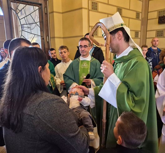 Biskup Kovač krstio peto dijete obitelji Landeka u Velikoj Gorici